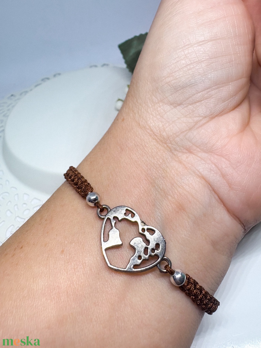 Fonott makramé  szíves karkötő barna  - ékszer - karkötő - karkötő medállal - Meska.hu