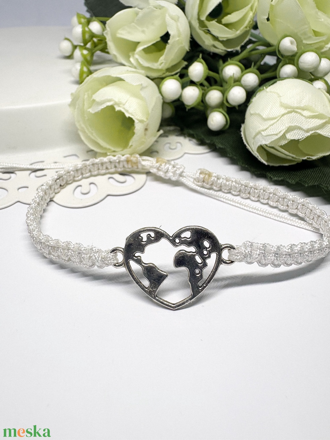 Fonott makramé  szíves karkötő fehér  - ékszer - karkötő - karkötő medállal - Meska.hu