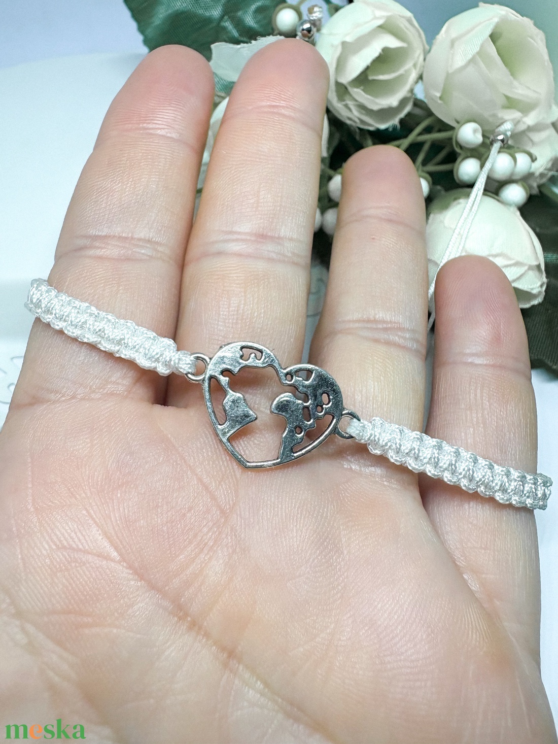 Fonott makramé  szíves karkötő fehér  - ékszer - karkötő - karkötő medállal - Meska.hu