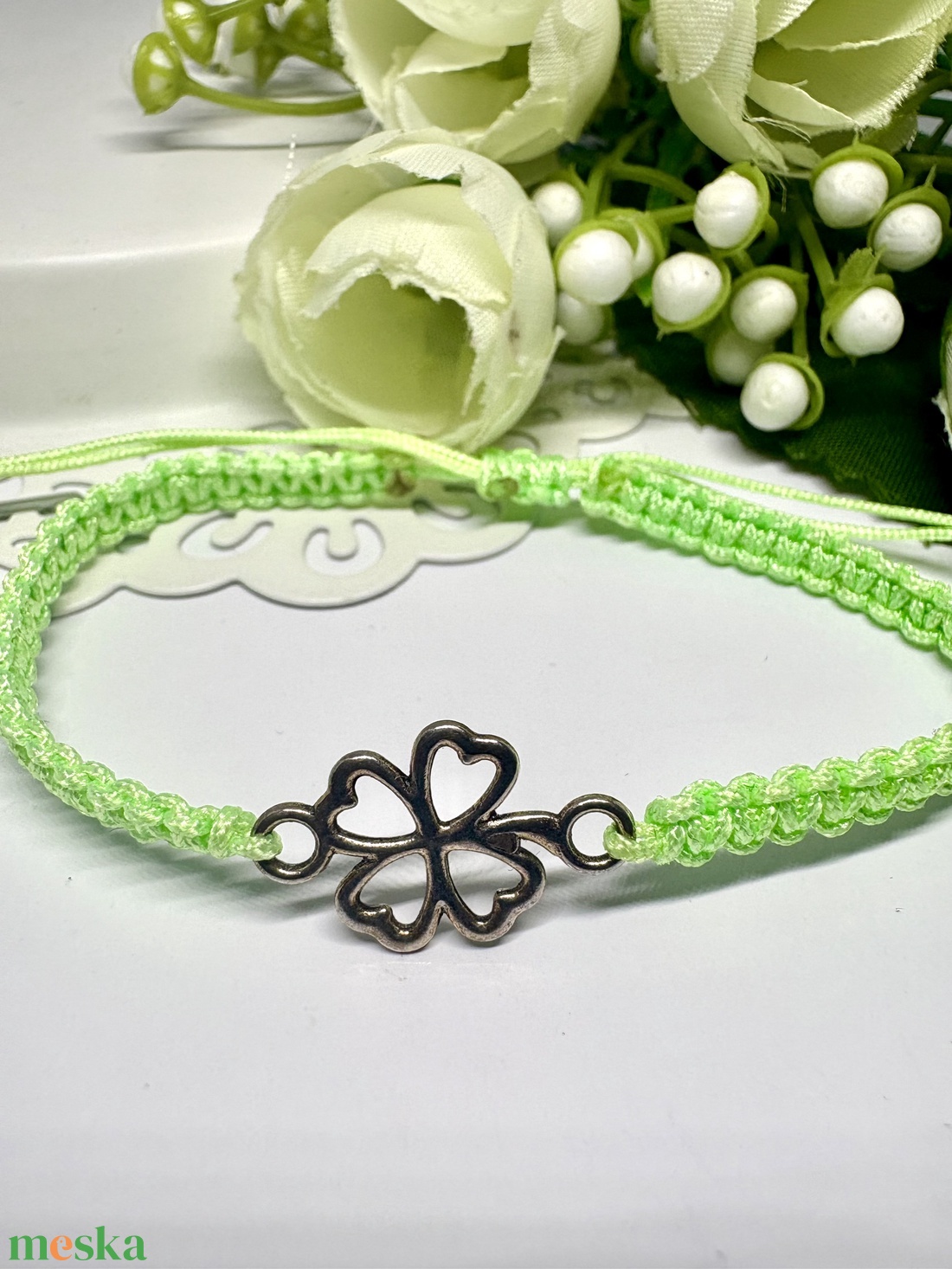 Fonott makramé karkötő zöld  lóherével  - ékszer - karkötő - fonott karkötő - Meska.hu