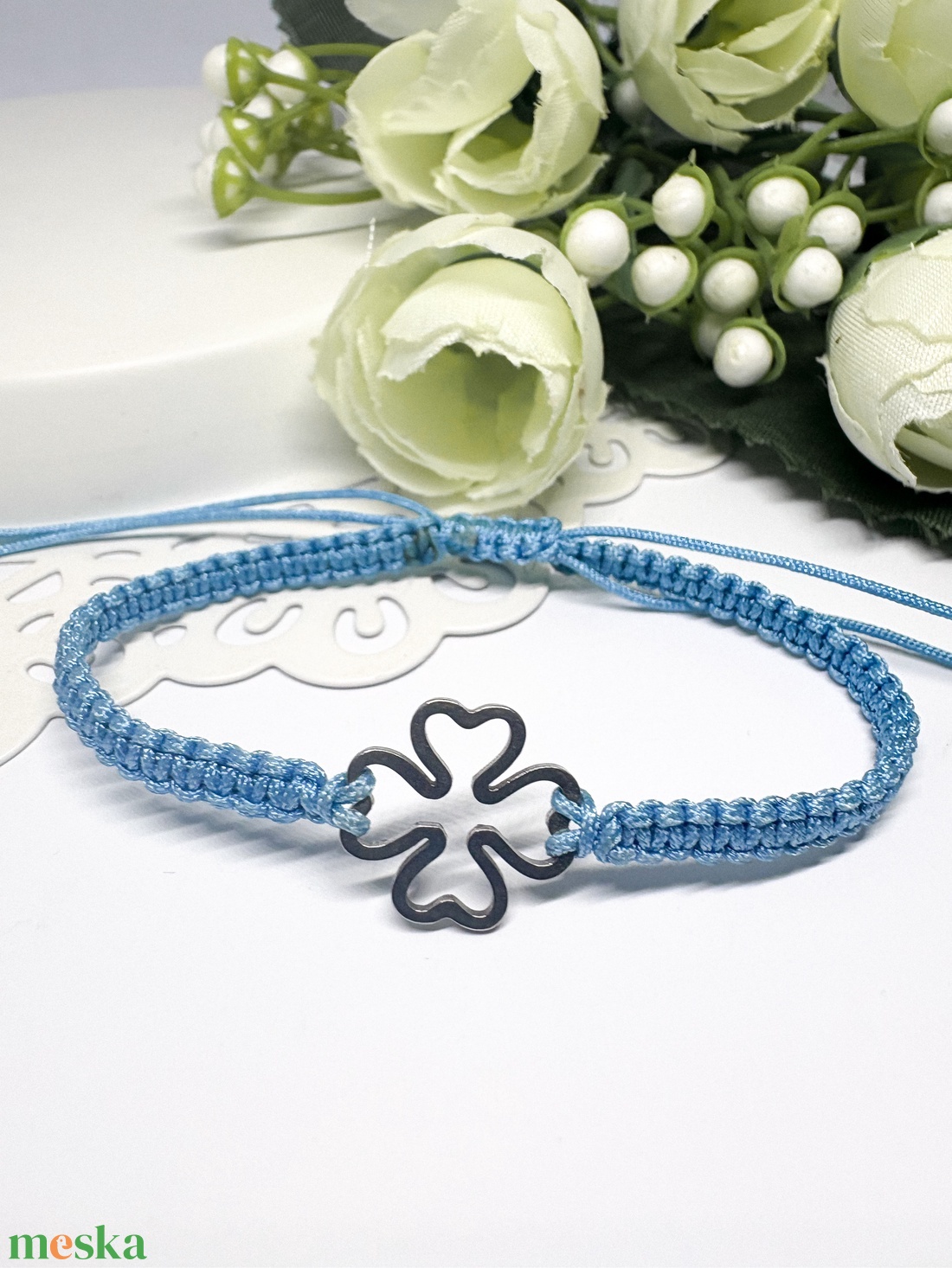 Fonott makramé karkötő kék lóherével  - ékszer - karkötő - fonott karkötő - Meska.hu