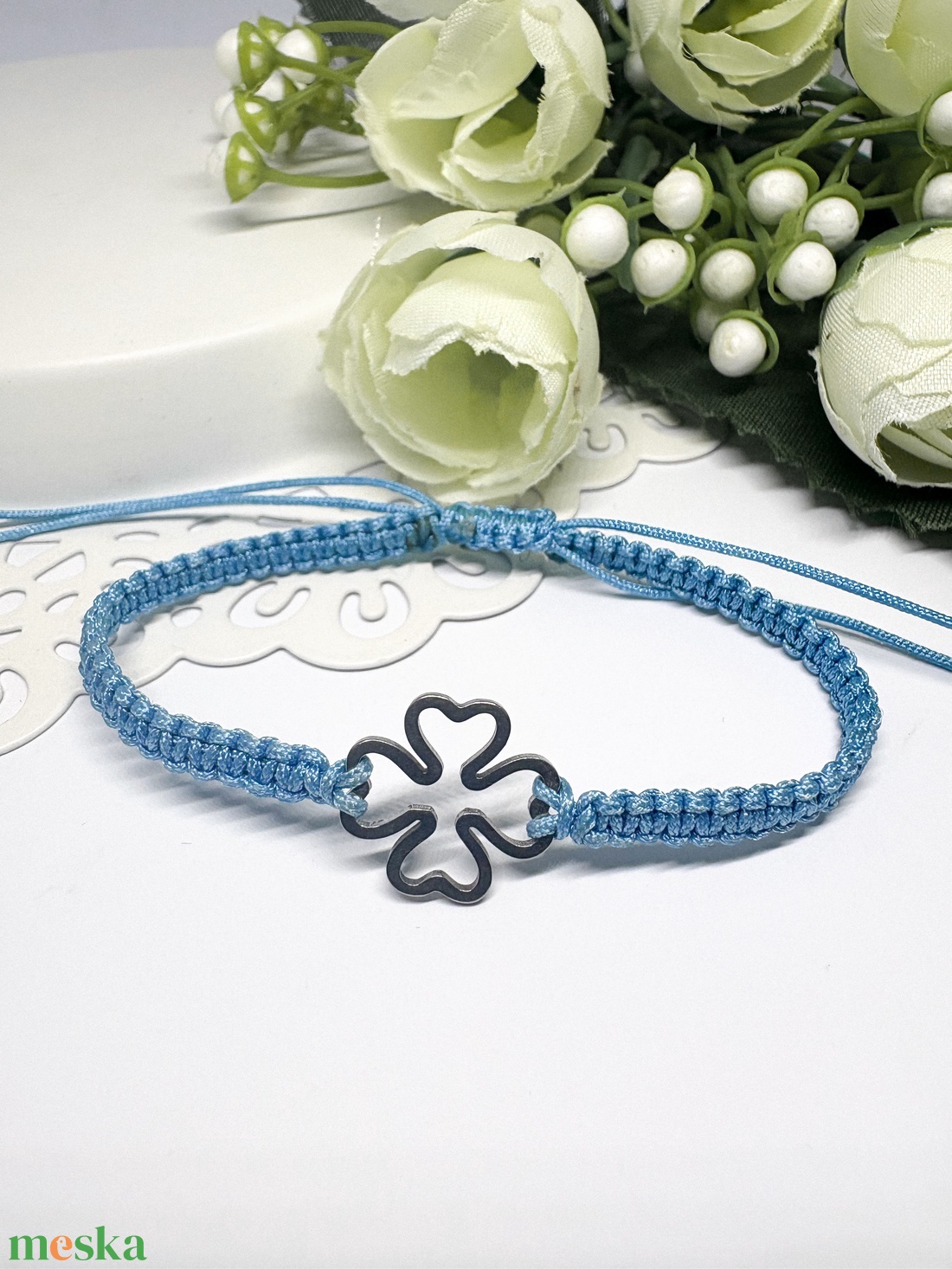 Fonott makramé karkötő kék lóherével  - ékszer - karkötő - fonott karkötő - Meska.hu