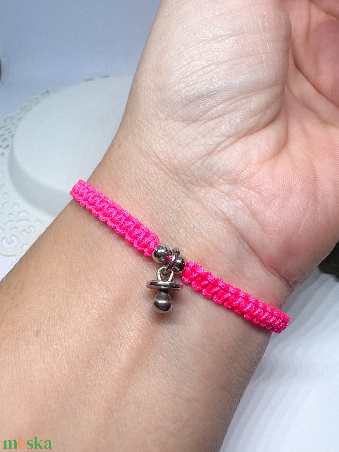 Fonott makramé karkötő cumi medállal pink  - ékszer - karkötő - fonott karkötő - Meska.hu