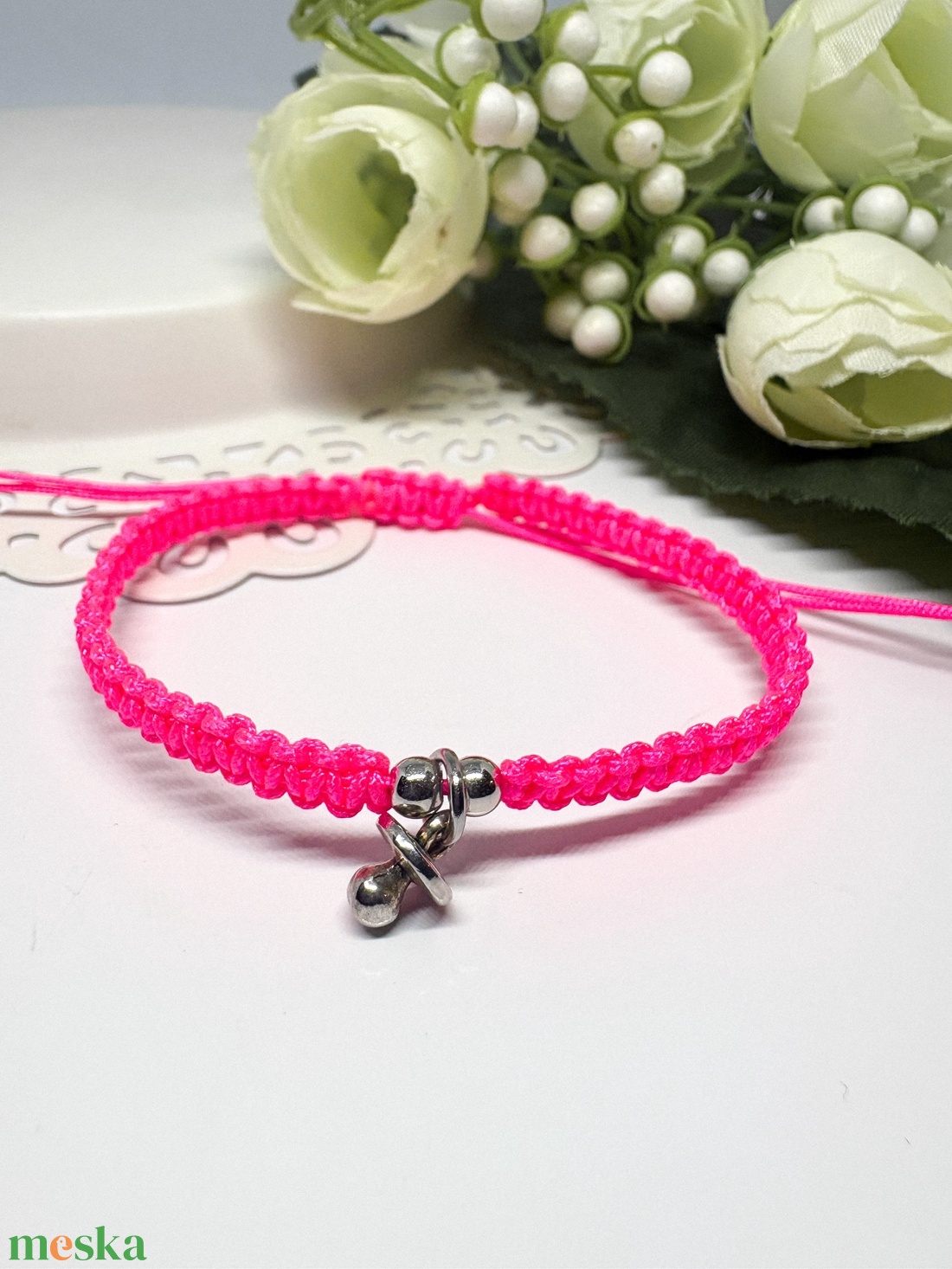 Fonott makramé karkötő cumi medállal pink  - ékszer - karkötő - fonott karkötő - Meska.hu