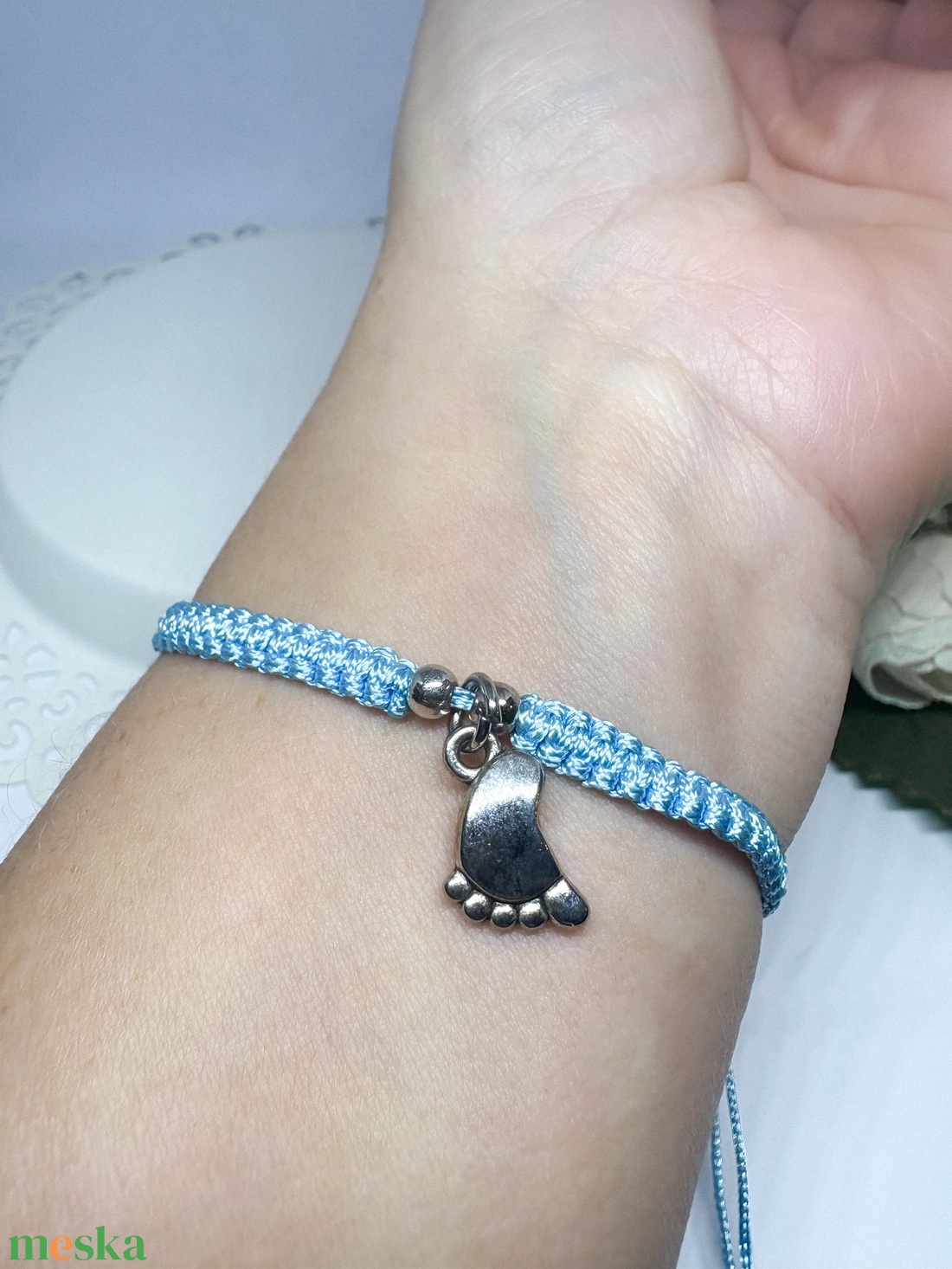 Fonott makramé karkötő talp medállal kék  - ékszer - karkötő - fonott karkötő - Meska.hu