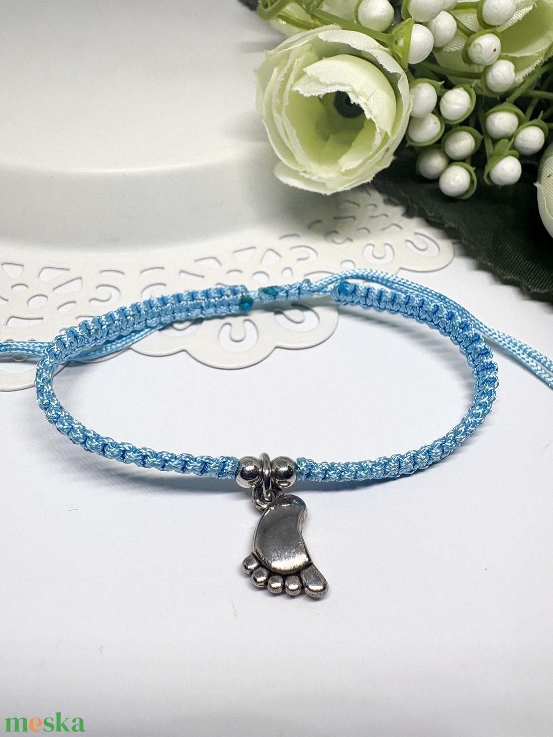 Fonott makramé karkötő talp medállal kék  - ékszer - karkötő - fonott karkötő - Meska.hu