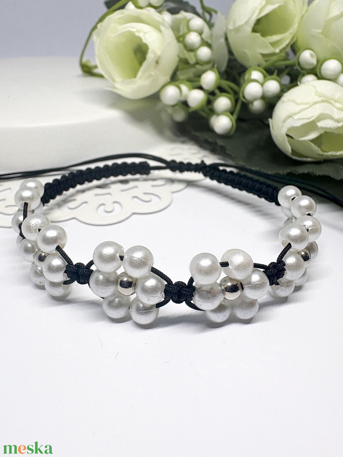 Fonott makramé fehér gyöngy virág mintás  - ékszer - karkötő - fonott karkötő - Meska.hu