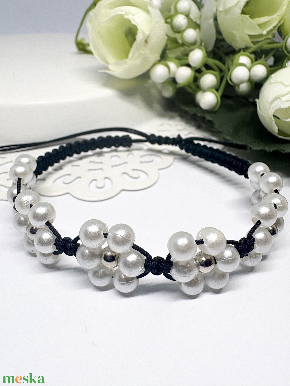 Fonott makramé fehér gyöngy virág mintás  - ékszer - karkötő - fonott karkötő - Meska.hu