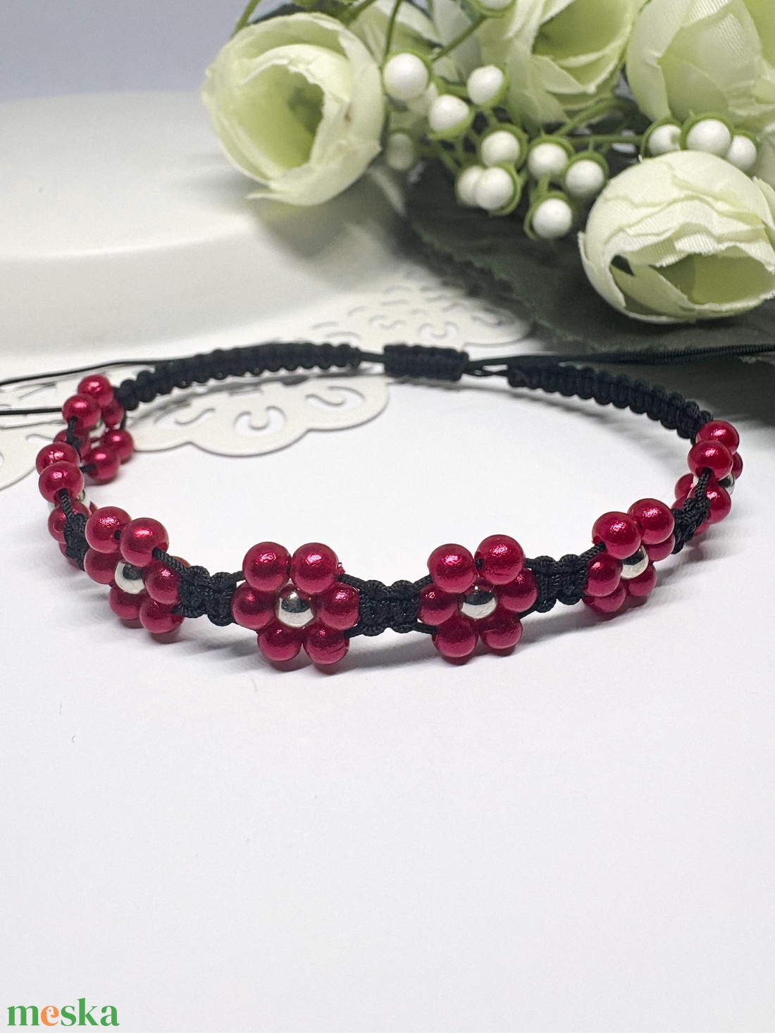 Fonott makramé gyöngy virág mintás  - ékszer - karkötő - fonott karkötő - Meska.hu