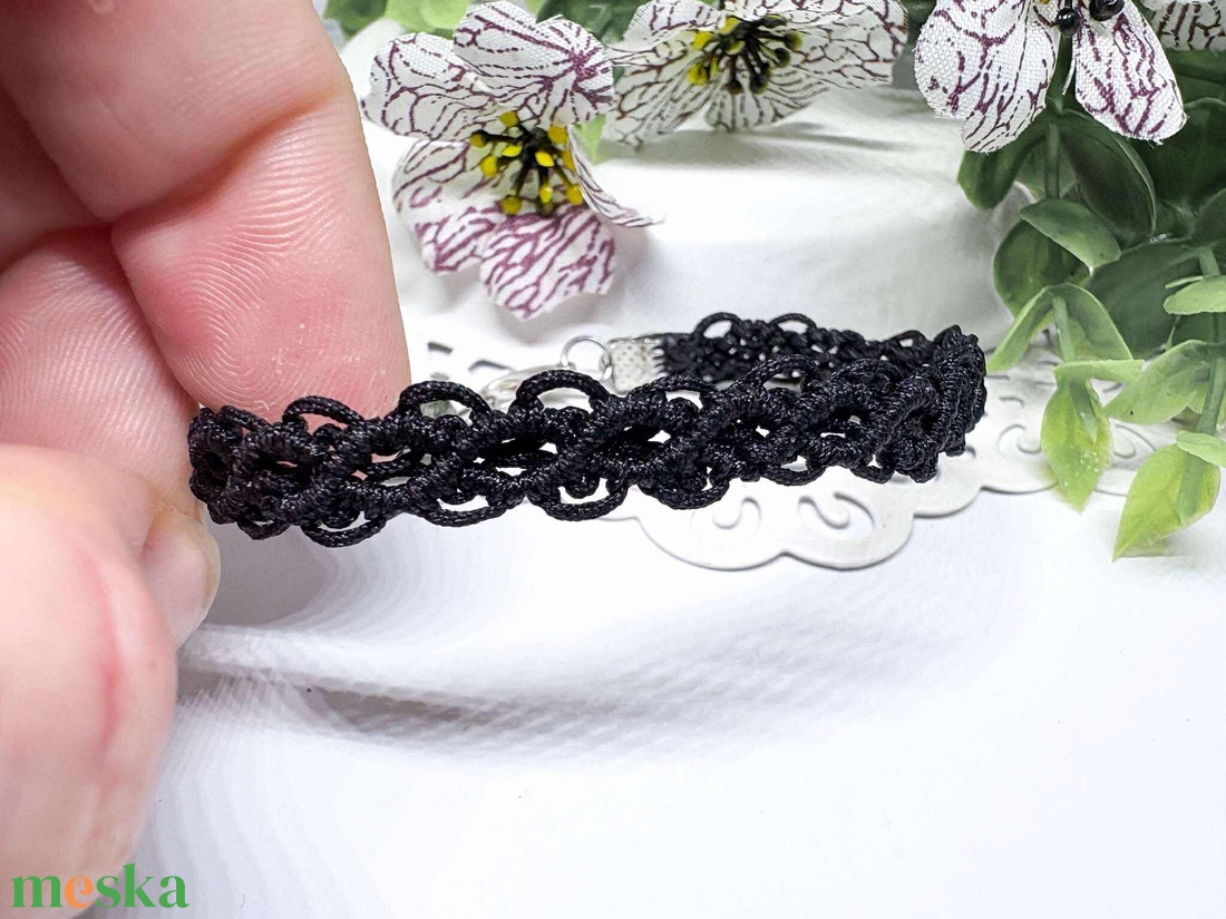 Fekete mikromakramé karkötő-Kézzel csomozott elegancia fém csattal - ékszer - karkötő - fonott karkötő - Meska.hu