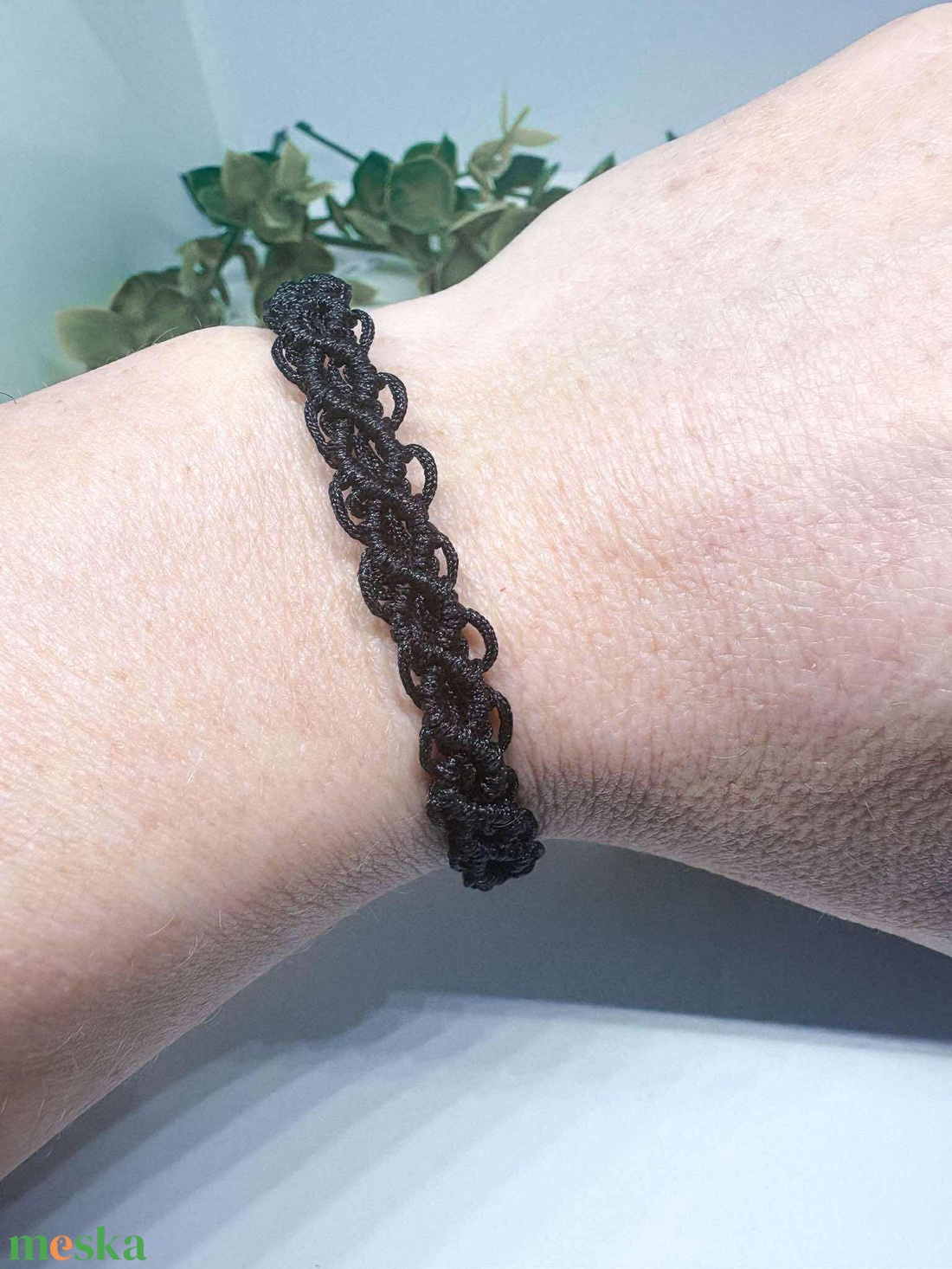 Fekete mikromakramé karkötő-Kézzel csomozott elegancia fém csattal - ékszer - karkötő - fonott karkötő - Meska.hu