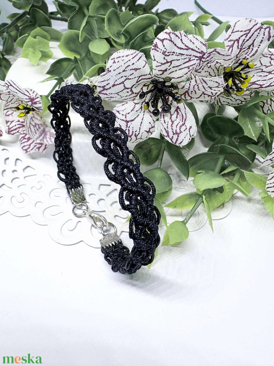 Fekete mikromakramé karkötő-Kézzel csomozott elegancia fém csattal - ékszer - karkötő - fonott karkötő - Meska.hu