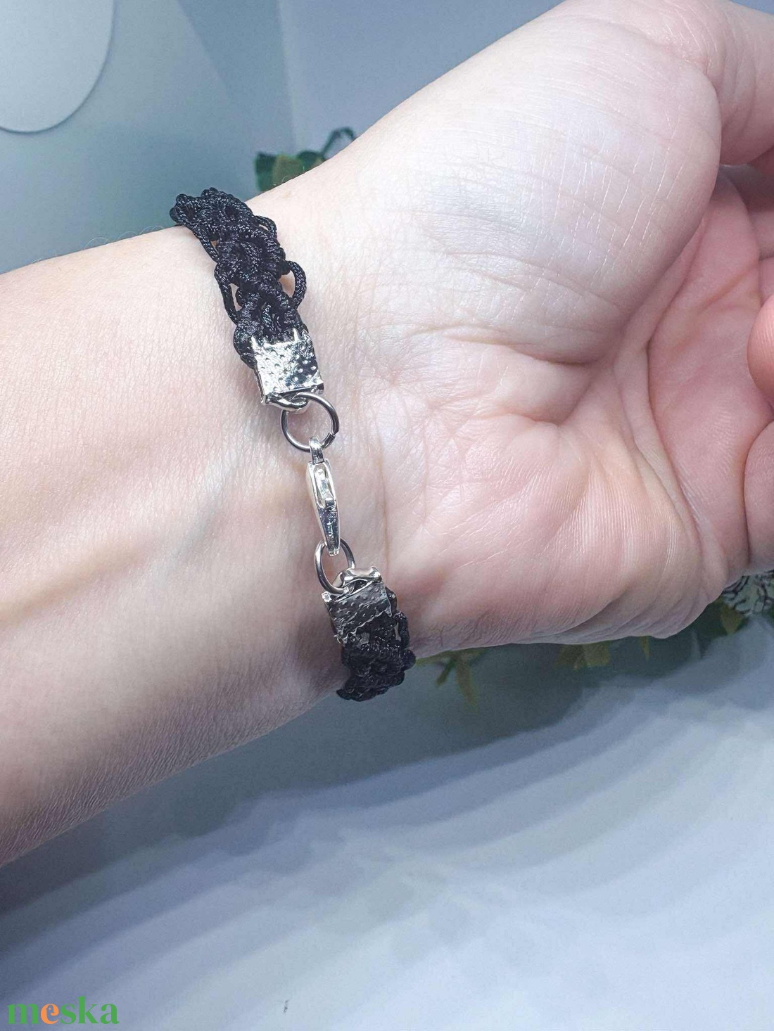 Fekete mikromakramé karkötő-Kézzel csomozott elegancia fém csattal - ékszer - karkötő - fonott karkötő - Meska.hu
