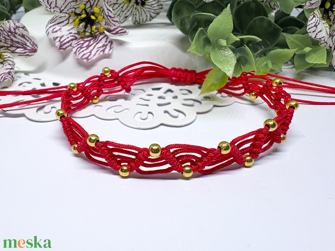 Piros mikromakramé karkötő-Kézzel csomozott elegancia fém csattal - ékszer - karkötő - fonott karkötő - Meska.hu