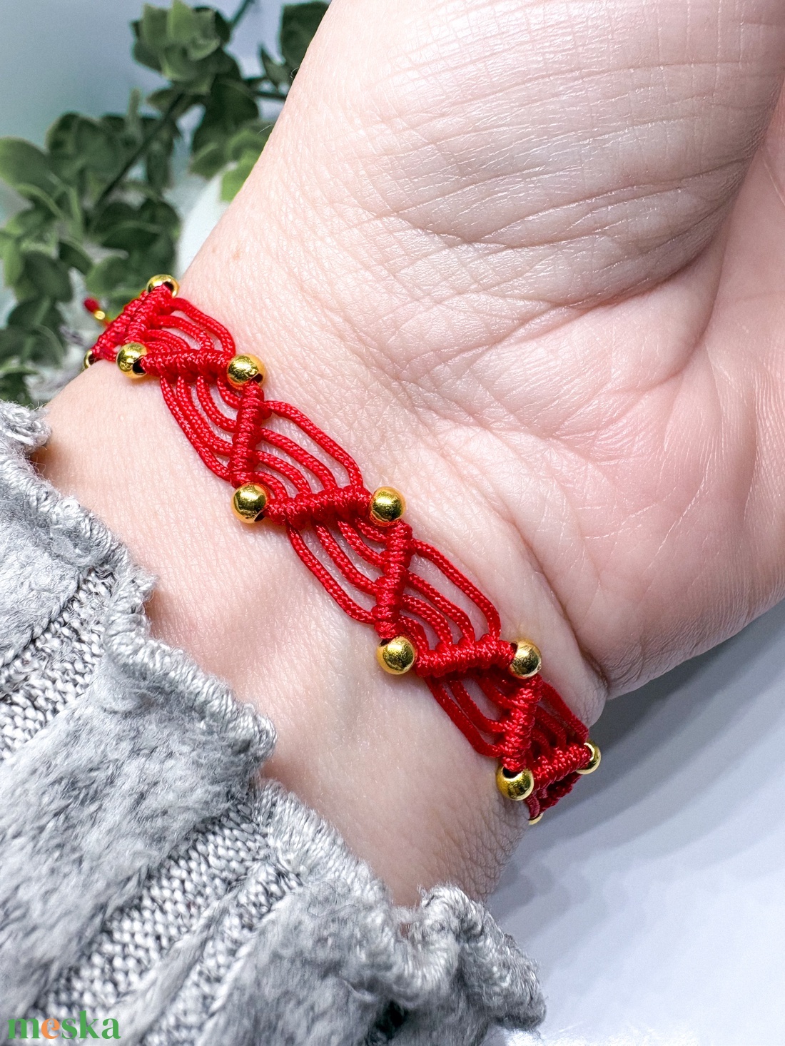 Piros mikromakramé karkötő-Kézzel csomozott elegancia fém csattal - ékszer - karkötő - fonott karkötő - Meska.hu