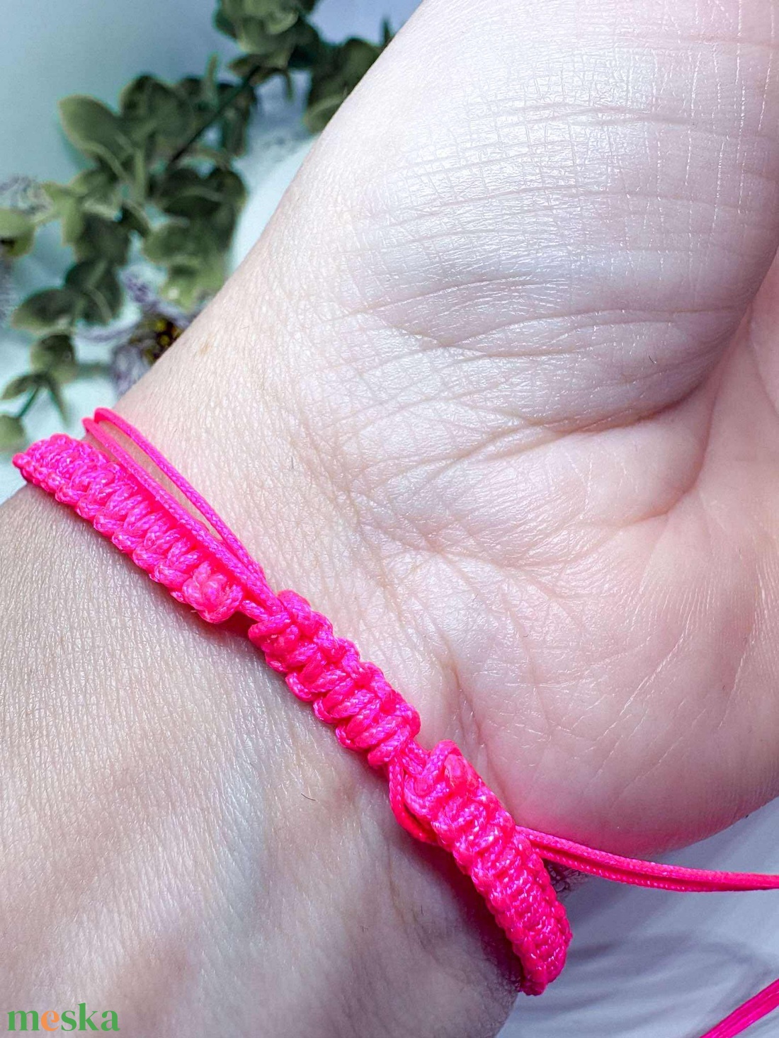 Makramé csomozott neonrózsaszín karkötő pink virágos medállal - ékszer - karkötő - fonott karkötő - Meska.hu