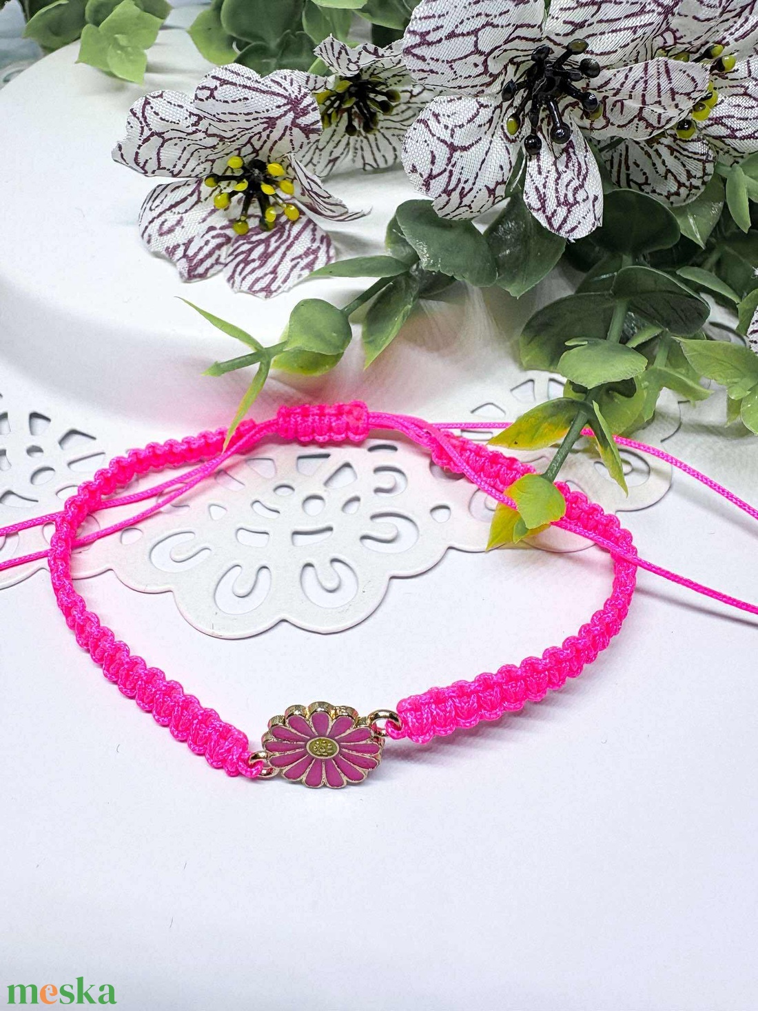 Makramé csomozott neonrózsaszín karkötő pink virágos medállal - ékszer - karkötő - fonott karkötő - Meska.hu