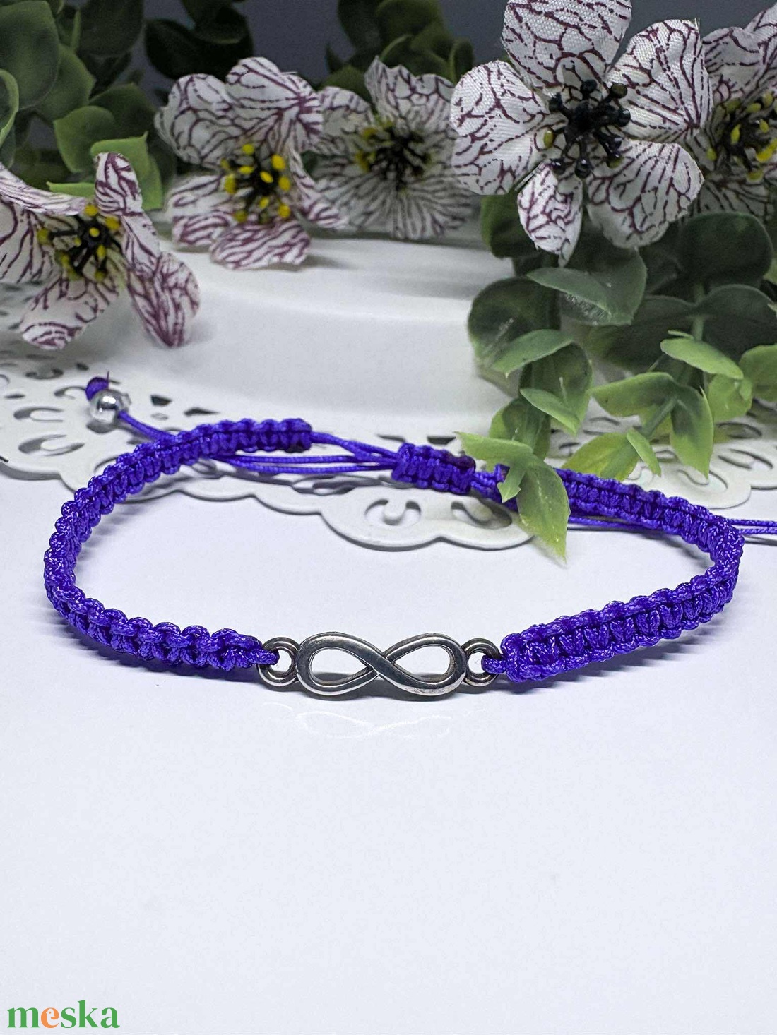 Ékszerek-Karkötők Lila makramé karkötő ezüstszinű végtelen jellel-állitható méret - ékszer - karkötő - fonott karkötő - Meska.hu