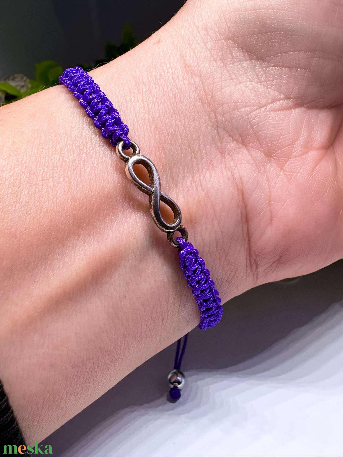 Ékszerek-Karkötők Lila makramé karkötő ezüstszinű végtelen jellel-állitható méret - ékszer - karkötő - fonott karkötő - Meska.hu