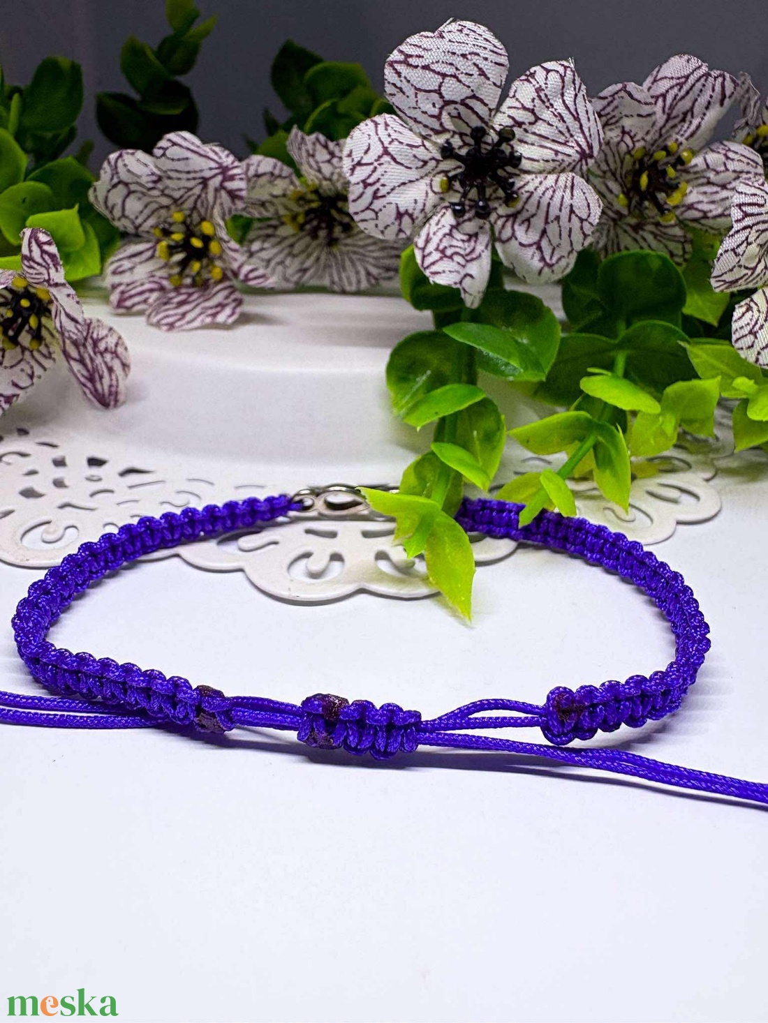 Ékszerek-Karkötők Lila makramé karkötő ezüstszinű végtelen jellel-állitható méret - ékszer - karkötő - fonott karkötő - Meska.hu