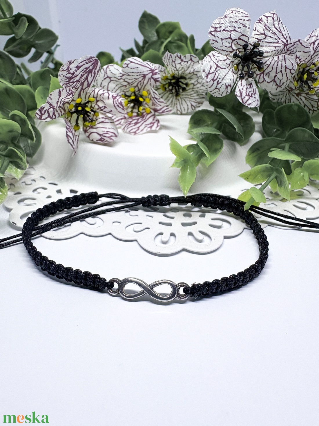 Ékszerek-Karkötők Fekete makramé karkötő ezüstszinű végtelen jellel-állitható méret - ékszer - karkötő - fonott karkötő - Meska.hu