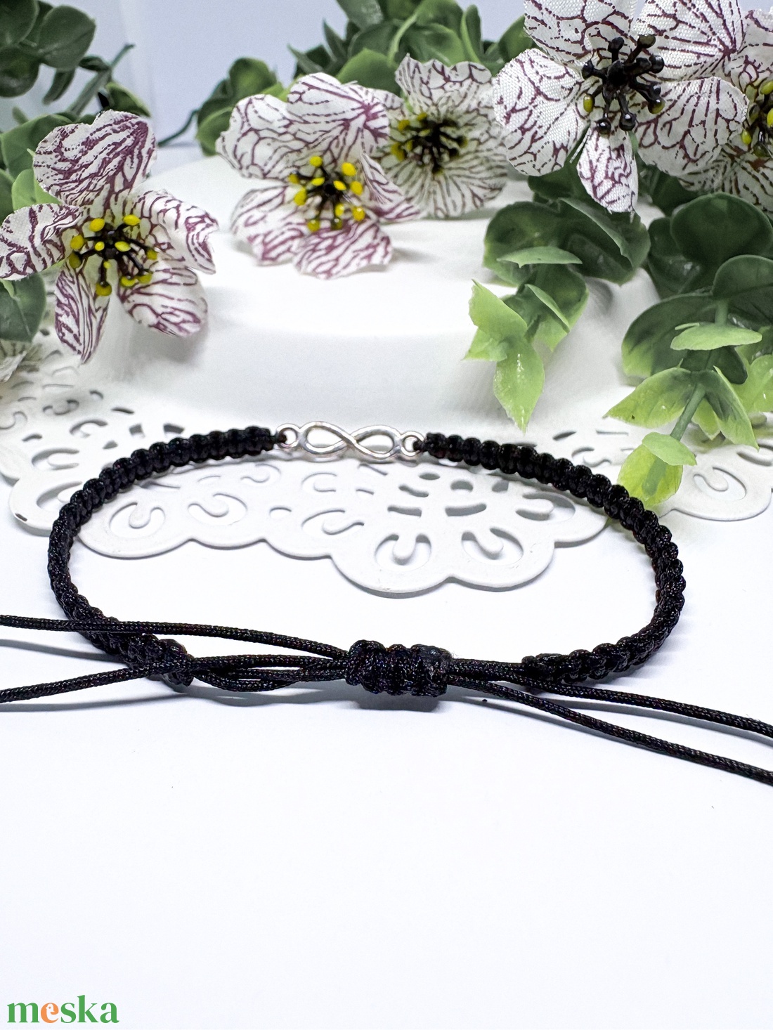 Ékszerek-Karkötők Fekete makramé karkötő ezüstszinű végtelen jellel-állitható méret - ékszer - karkötő - fonott karkötő - Meska.hu