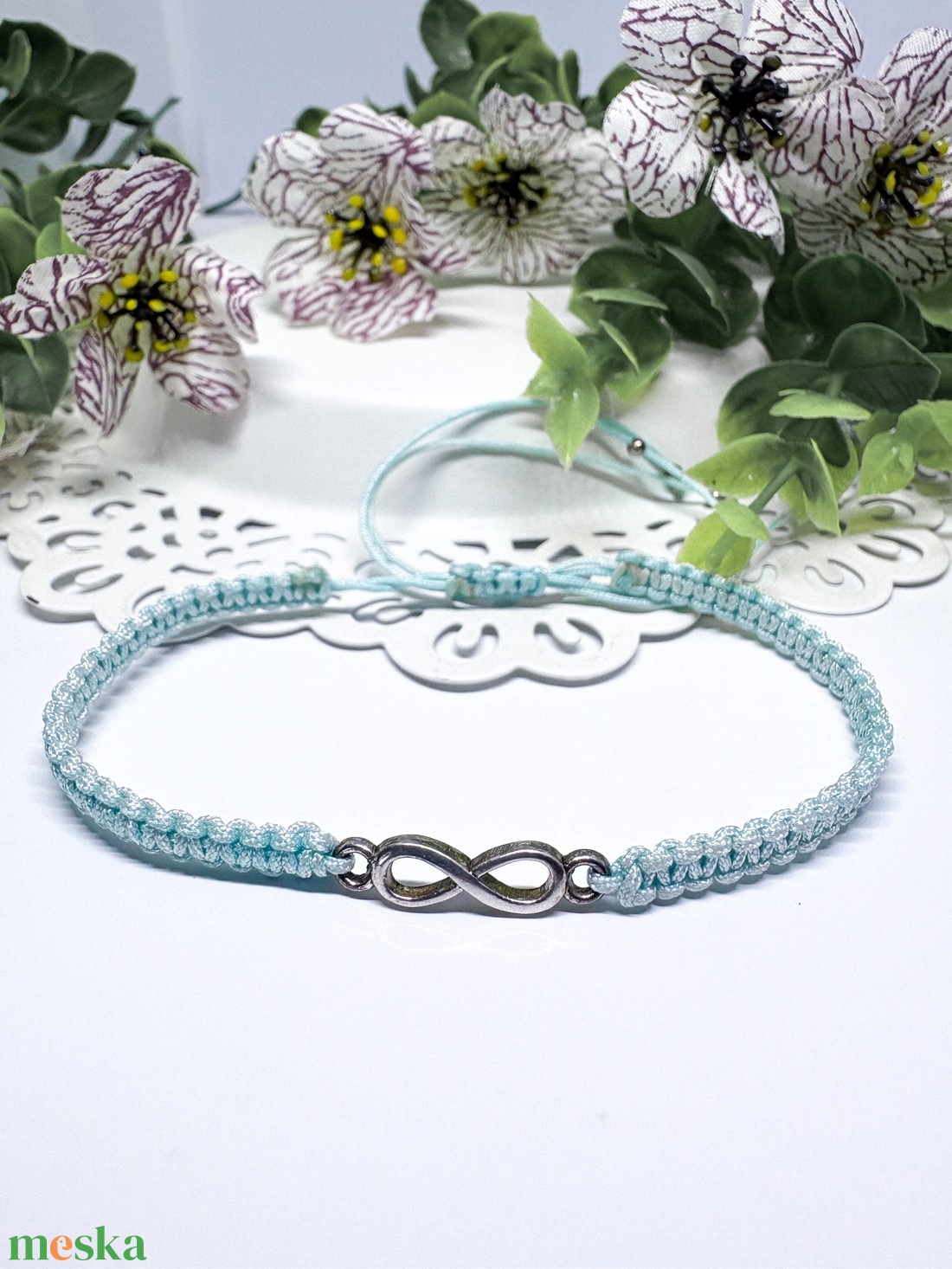 Világos kék  makramé karkötő ezüstszinű végtelen jellel-állitható méret - ékszer - karkötő - fonott karkötő - Meska.hu