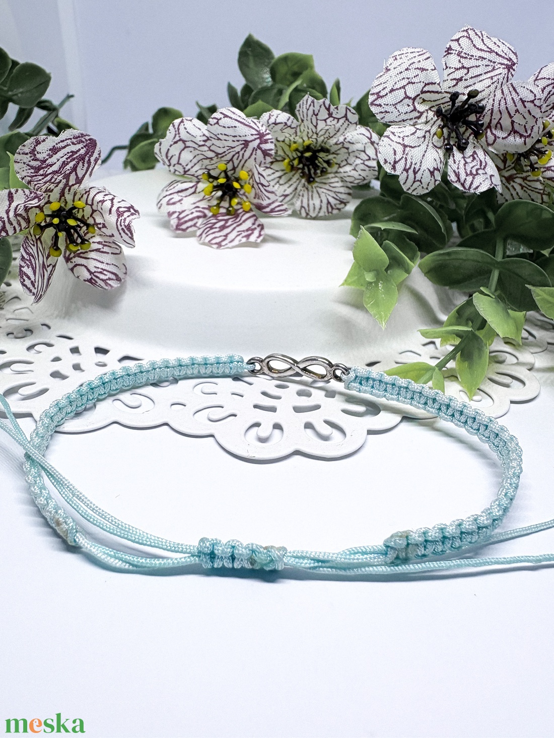 Világos kék  makramé karkötő ezüstszinű végtelen jellel-állitható méret - ékszer - karkötő - fonott karkötő - Meska.hu