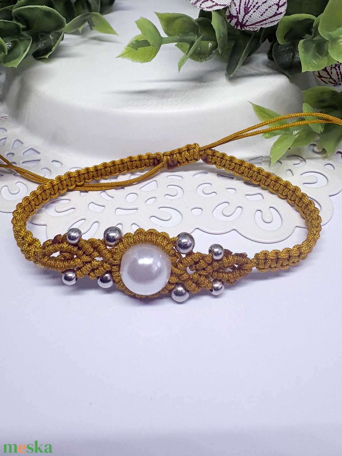 Aranyfényű Makramé Karkötő - Ékszergyönggyel és Fém Díszítéssel - ékszer - karkötő - fonott karkötő - Meska.hu