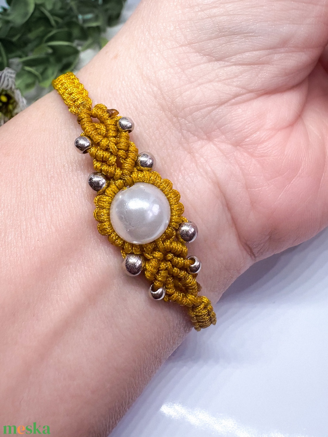 Aranyfényű Makramé Karkötő - Ékszergyönggyel és Fém Díszítéssel - ékszer - karkötő - fonott karkötő - Meska.hu