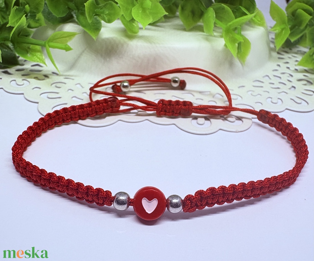 Valentin napi ajándék nőknek-Piros szívecskés makramé karkötő  - ékszer - karkötő - fonott karkötő - Meska.hu