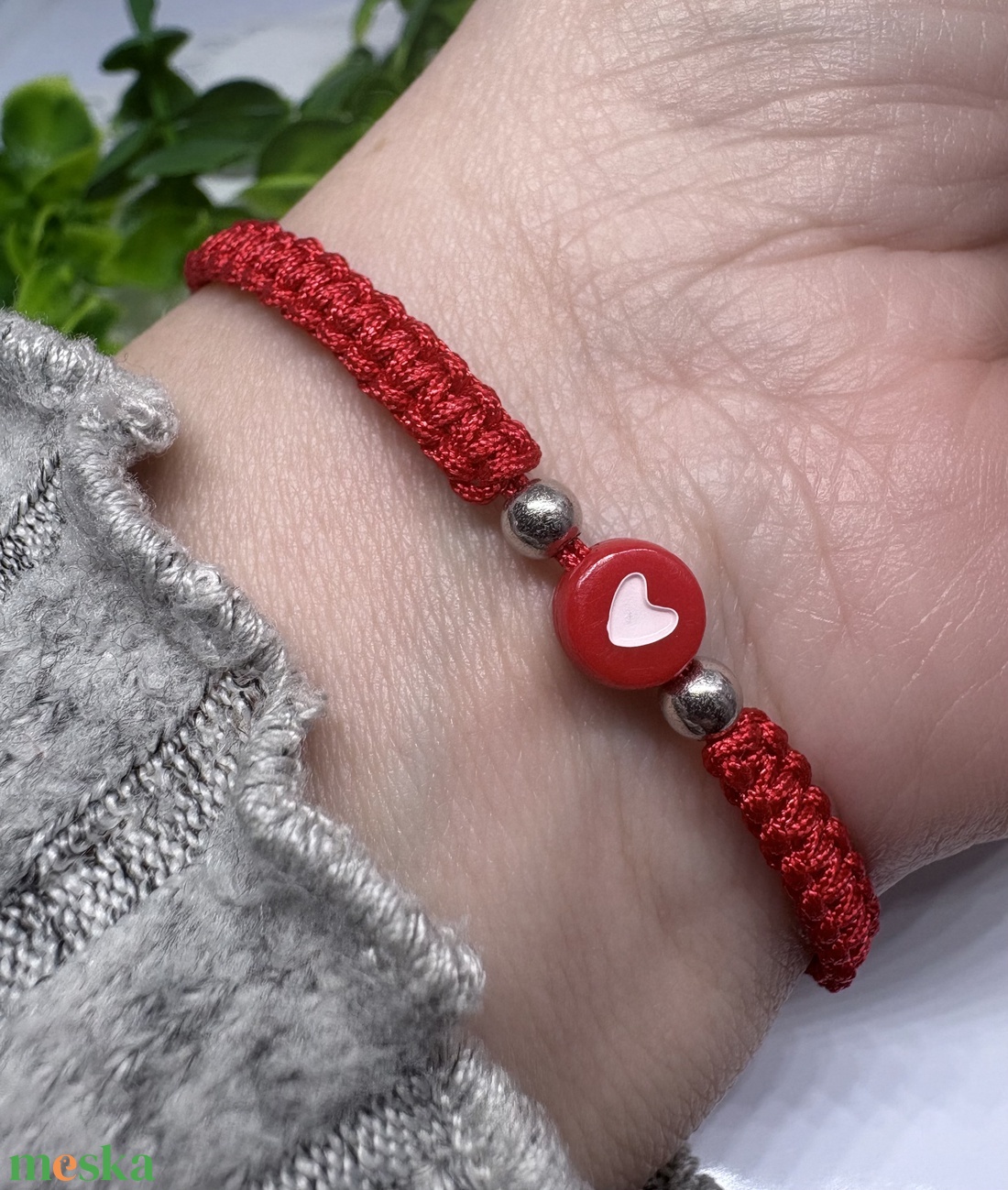 Valentin napi ajándék nőknek-Piros szívecskés makramé karkötő  - ékszer - karkötő - fonott karkötő - Meska.hu