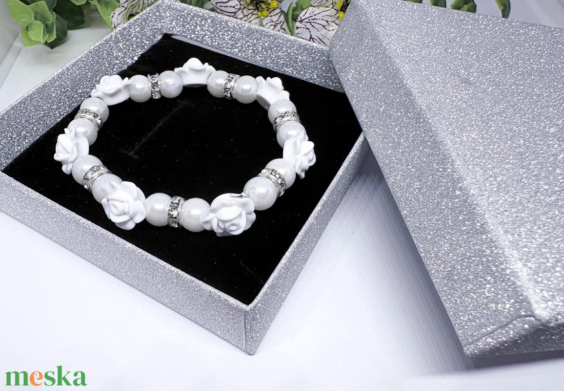 Rózsás karkötő  � személyre szabható névvel - ékszer - karkötő - bogyós karkötő - Meska.hu