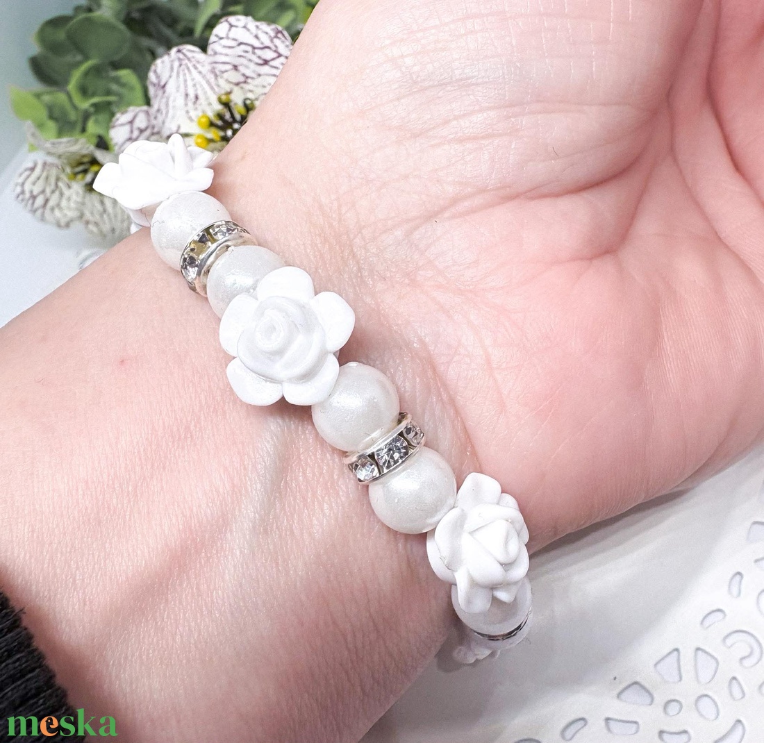 Rózsás karkötő  � személyre szabható névvel - ékszer - karkötő - bogyós karkötő - Meska.hu