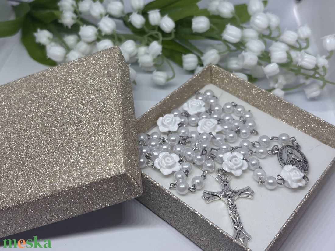 Elegáns Rózsafüzér Fehér Rózsákkal és Gyöngyökkel � Díszdobozban - otthon & életmód - vallás - lánc & füzér - Meska.hu
