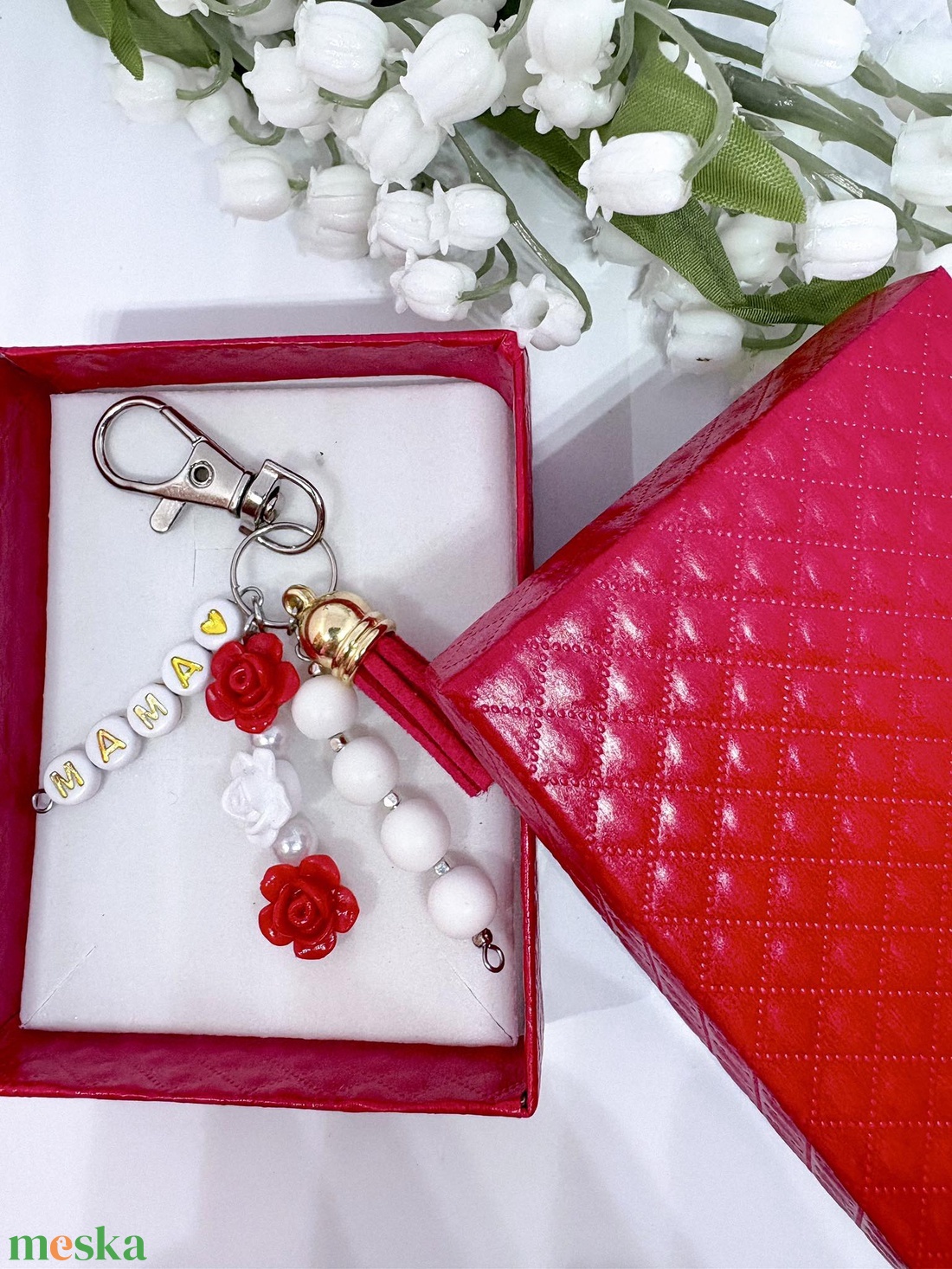 Egyedi MAMA feliratos kulcstartó bordó bojtos díszítéssel piros - táska & tok - kulcstartó & táskadísz - kulcstartó - Meska.hu