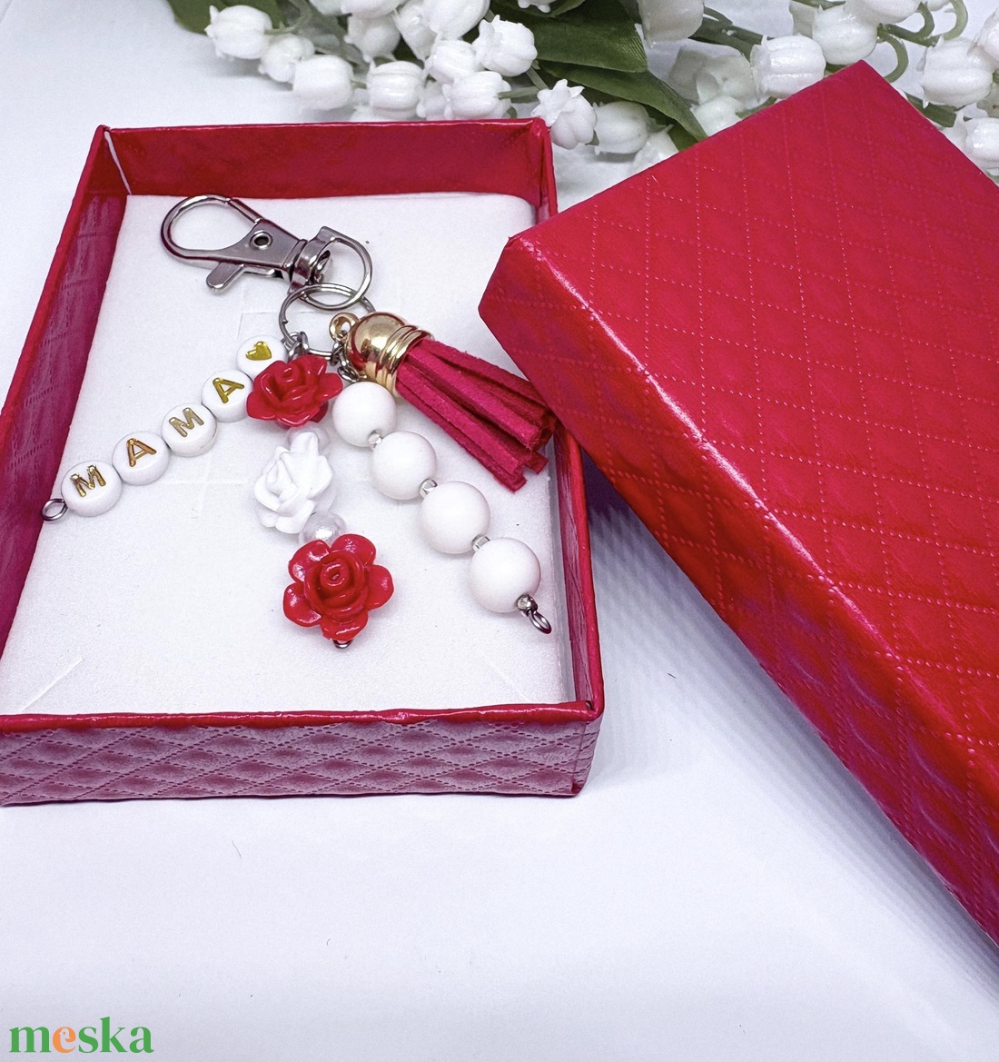 Egyedi MAMA feliratos kulcstartó bordó bojtos díszítéssel piros - táska & tok - kulcstartó & táskadísz - kulcstartó - Meska.hu