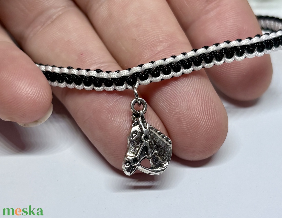Lovas makramé karkötő � Fekete-fehér kézzel font karkötő lófej medállal - ékszer - karkötő - charm karkötő - Meska.hu