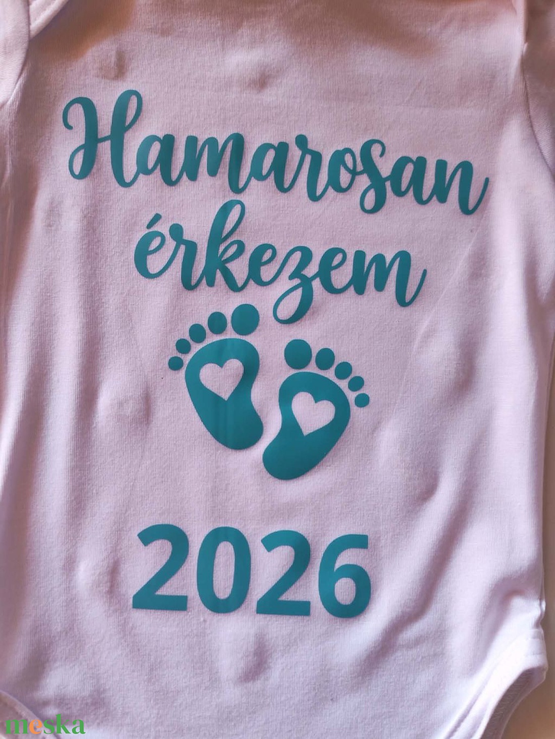 Hamarosan érkezem 2026 � Egyedi babaváró baba body / Gólyahír bejelentő ruha - baba - mama - babaruházat - baba body - Meska.hu