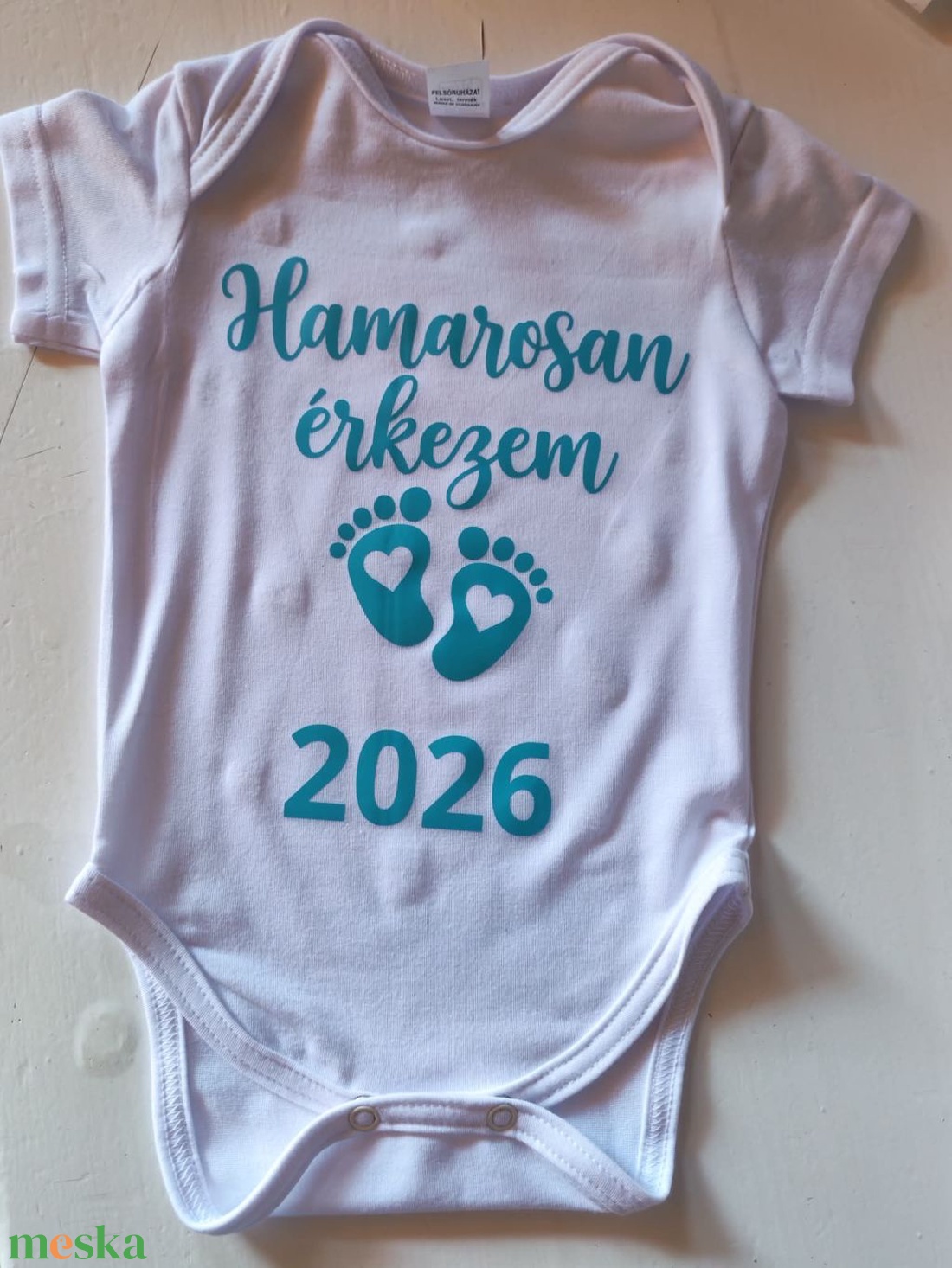 Hamarosan érkezem 2026 � Egyedi babaváró baba body / Gólyahír bejelentő ruha - baba - mama - babaruházat - baba body - Meska.hu