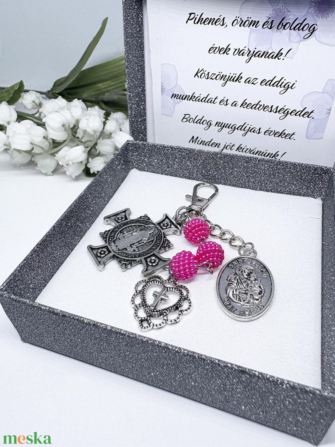 Személyre szóló nyugdíjas ajándékszett / Értékes emlék � Egyedi vallási témájú kulcstartó / táskadísz ciklámen rózsaszín - otthon & életmód - vallás - lánc & füzér - Meska.hu