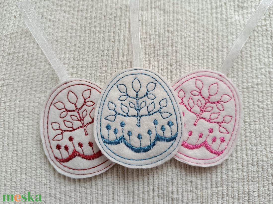 Hímzett húsvéti tojások - otthon & életmód - dekoráció - fali és függő dekoráció - függődísz - Meska.hu