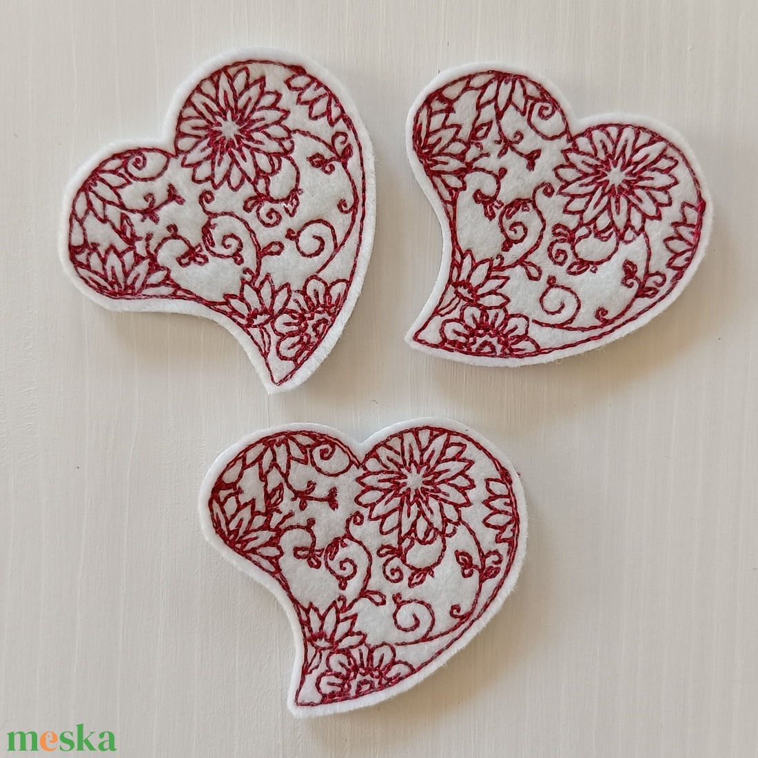 Hímzett szívek - otthon & életmód - dekoráció - fali és függő dekoráció - falra akasztható dekor - Meska.hu