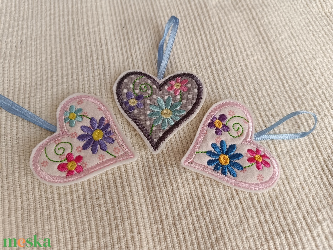 Hímzett szívek - otthon & életmód - dekoráció - fali és függő dekoráció - falra akasztható dekor - Meska.hu
