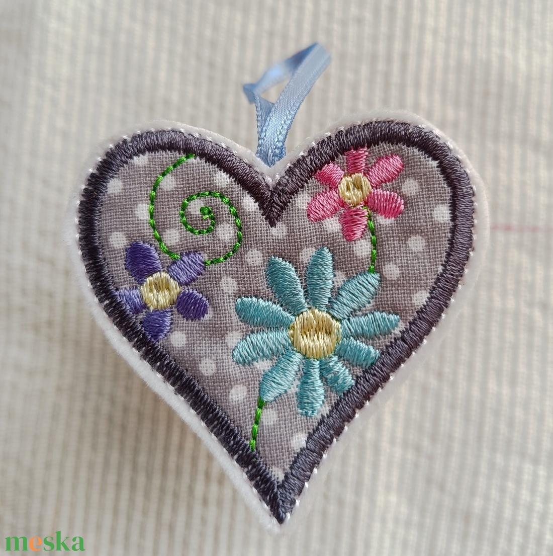 Hímzett szívek - otthon & életmód - dekoráció - fali és függő dekoráció - falra akasztható dekor - Meska.hu
