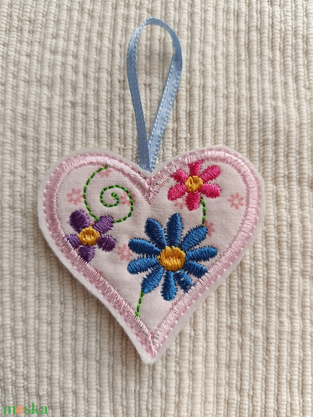 Hímzett szívek - otthon & életmód - dekoráció - fali és függő dekoráció - falra akasztható dekor - Meska.hu