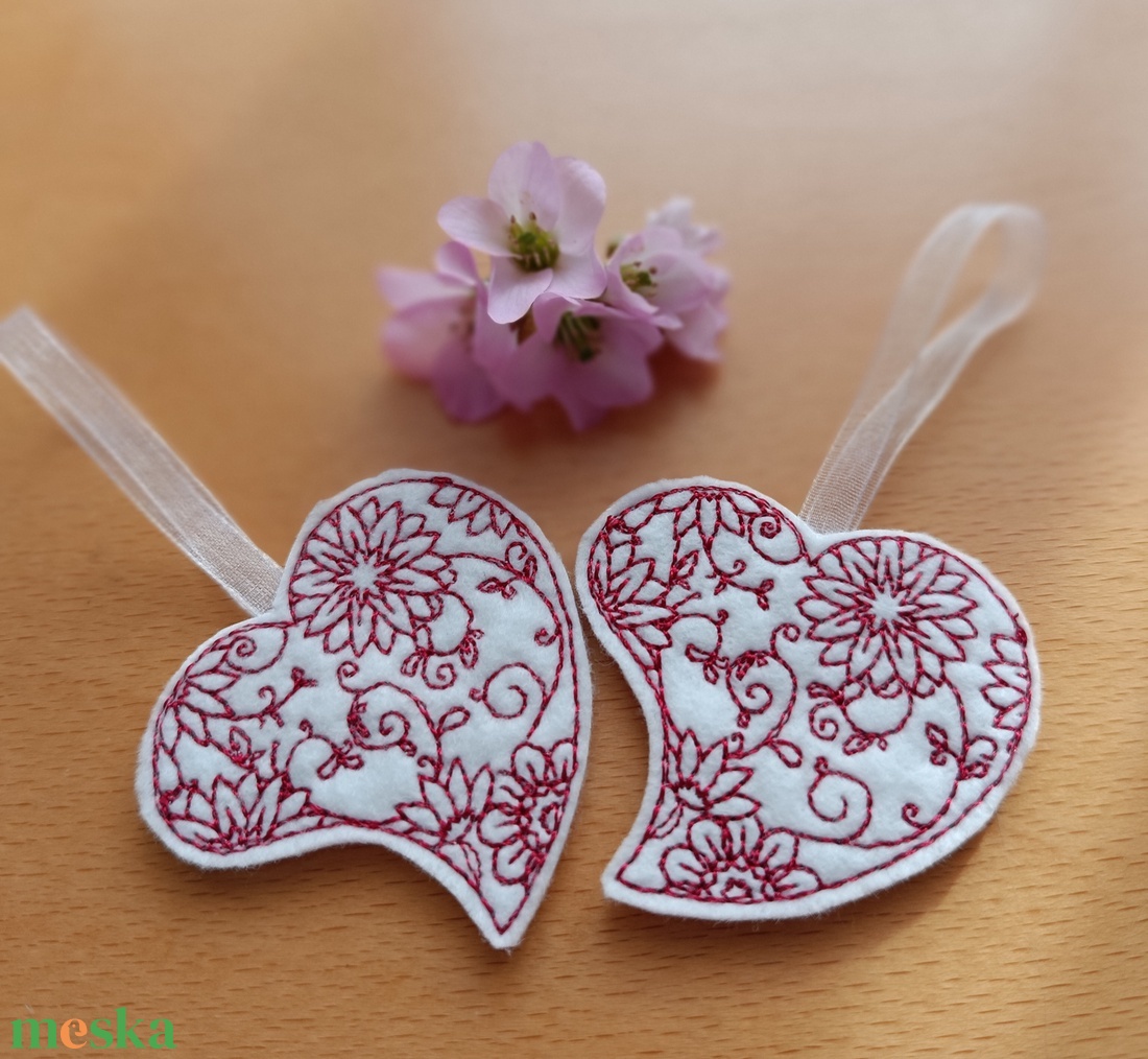 Hímzett szívek - otthon & életmód - dekoráció - fali és függő dekoráció - falra akasztható dekor - Meska.hu