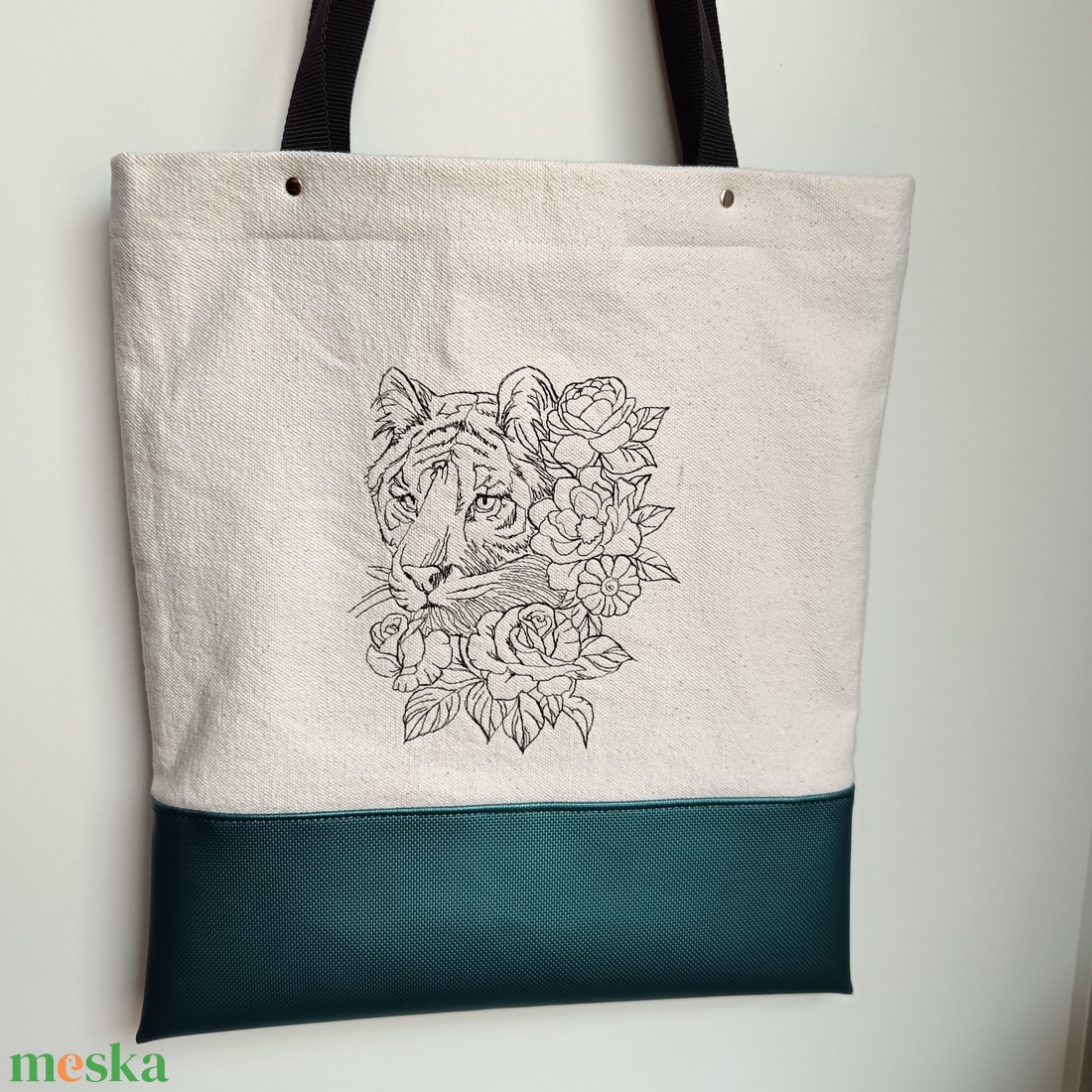 Tigrises-virágos hímzett zöld válltáska - táska & tok - bevásárlás & shopper táska - shopper, textiltáska, szatyor - Meska.hu Tigrises-virágos hímzett zöld válltáska - táska & tok - bevásárlás & shopper táska - shopper, textiltáska, szatyor - Meska.hu