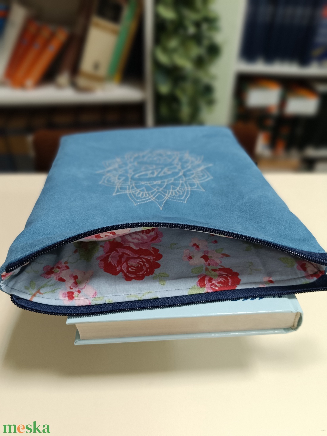 Hímzett monogrammos könyvtok/tablettok - könyv & zene - könyvtok - Meska.hu