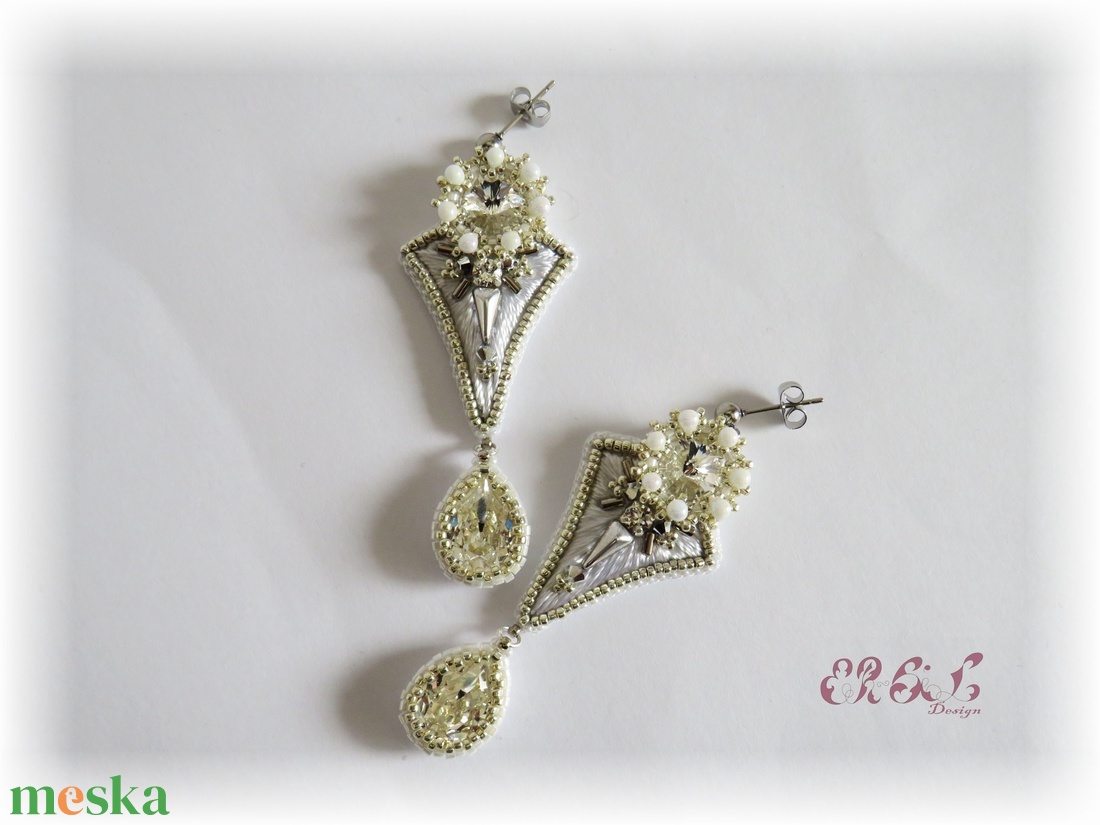 Ezüst-fehér gyöngyhímzett Swarovski fülbevaló - esküvő - ékszer - fülbevaló - Meska.hu Ezüst-fehér gyöngyhímzett Swarovski fülbevaló - esküvő - ékszer - fülbevaló - Meska.hu